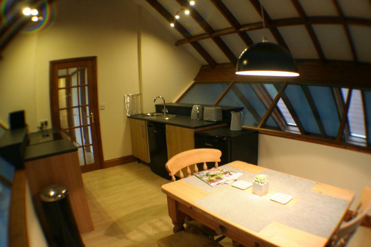 Hooters Apartment Ev Point ウェイドブリッジ エクステリア 写真